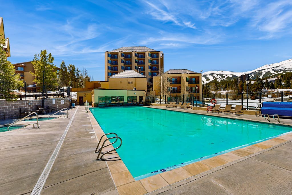 Luxury condo with Maggie Pond views, hot tubs, pool & gym - walk to lifts