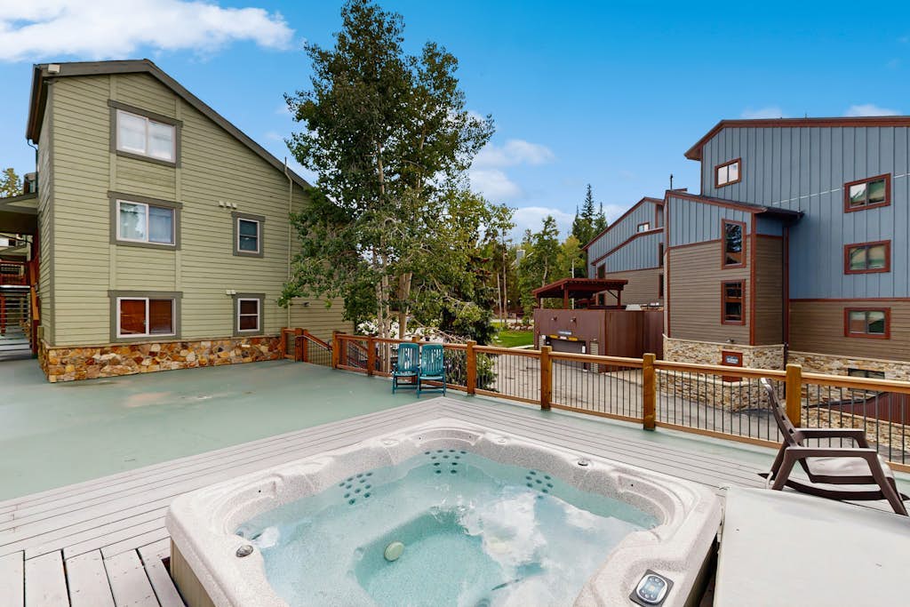 Mountain villa with shared hot tub/athletic courts, fireplace, grill, & W/D