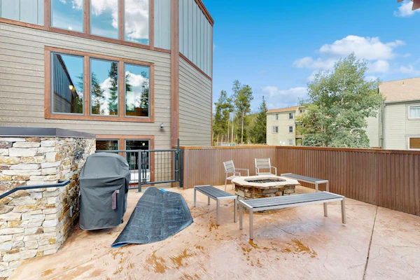 Mountain villa with shared hot tub/athletic courts, fireplace, grill, & W/D