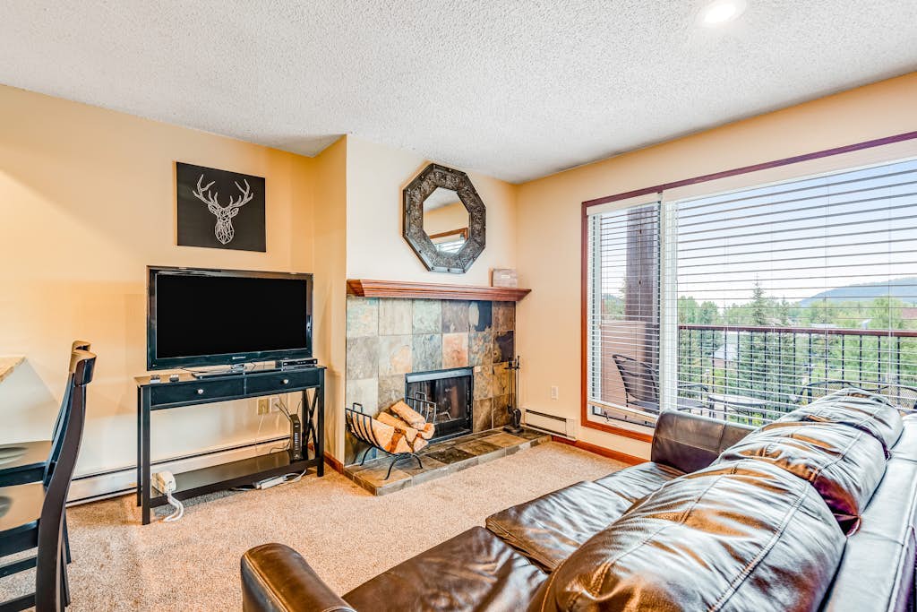 Riverfront studio near the mountains and downtown - athletic courts & gym