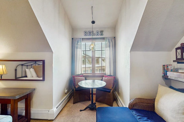 Fourth-floor studio near downtown & ski lifts with pool, hot tubs, gym