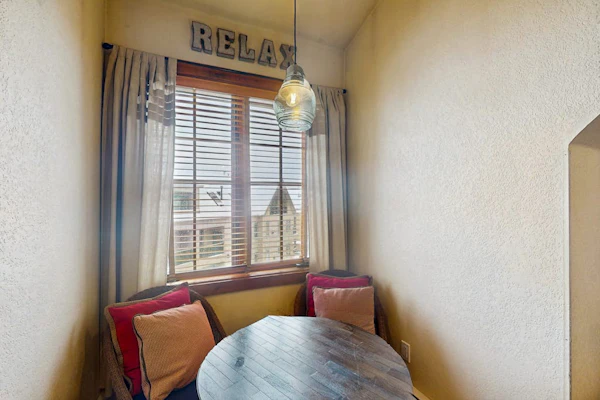 Fourth-floor studio near downtown & ski lifts with pool, hot tubs, gym