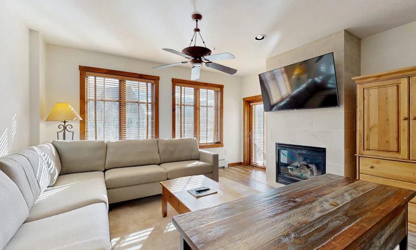 Modern condo, shared hot tub, steps to QuickSilver Super Chair lift
