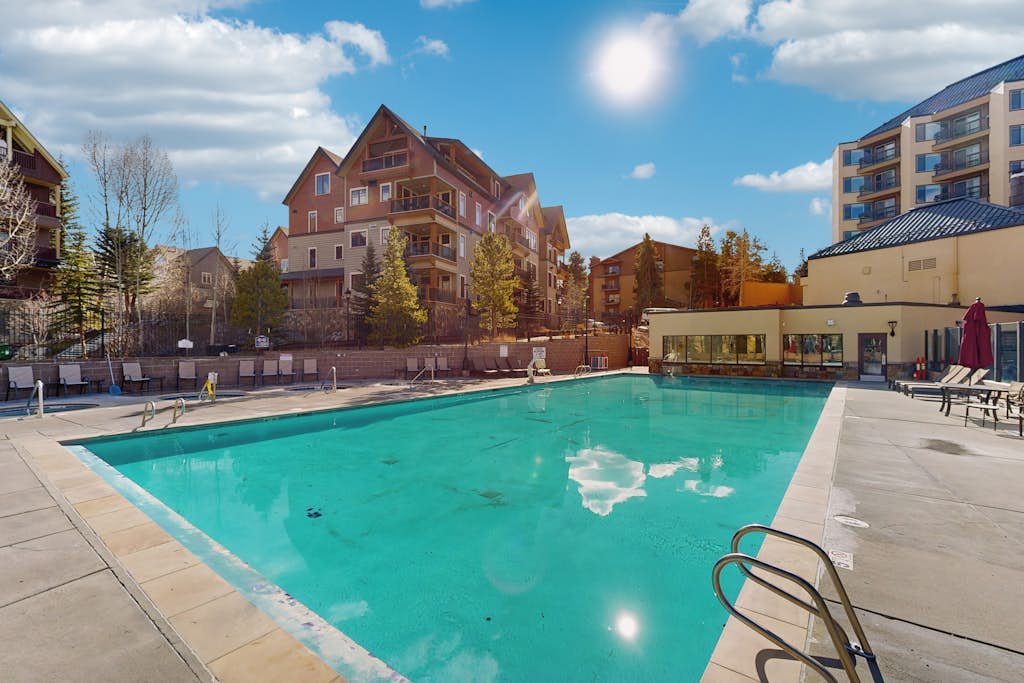 Modern condo, shared hot tub, steps to QuickSilver Super Chair lift