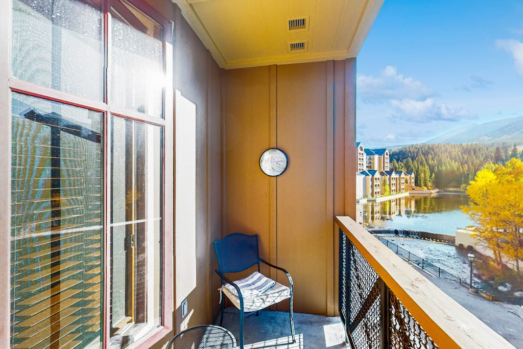 3rd-floor condo near QuickSilver Super Chair with pool, hot tubs & fireplace