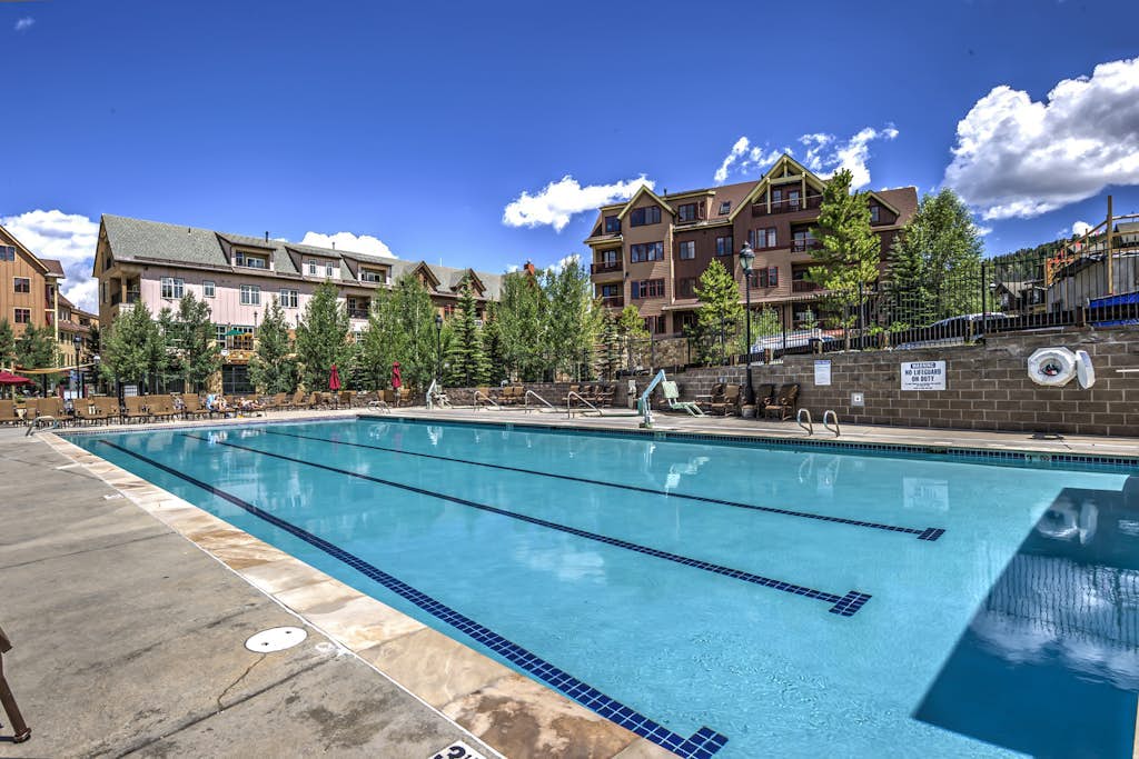 4th-floor condo with heated pool & hot tubs - quick walk to lifts & downtown