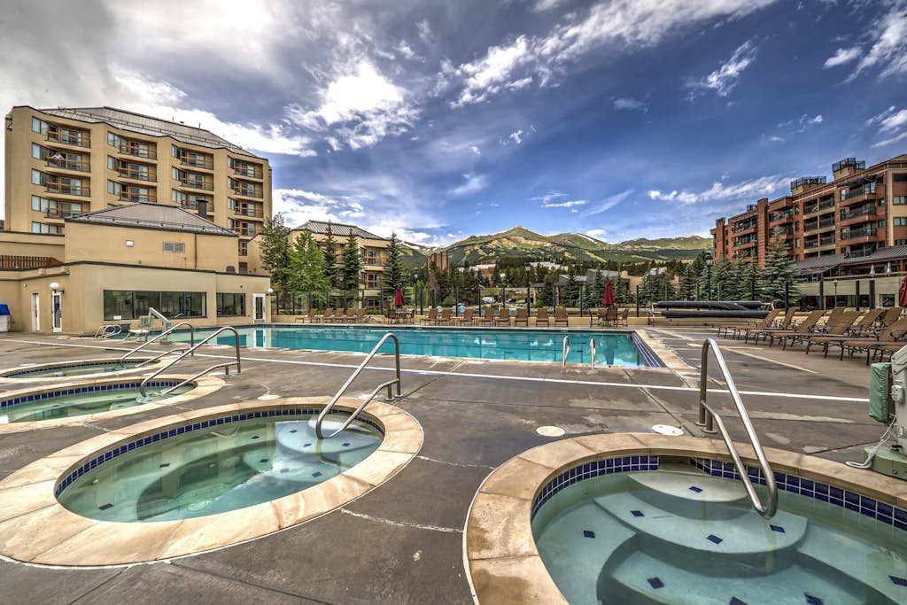 4th-floor condo with heated pool & hot tubs - quick walk to lifts & downtown