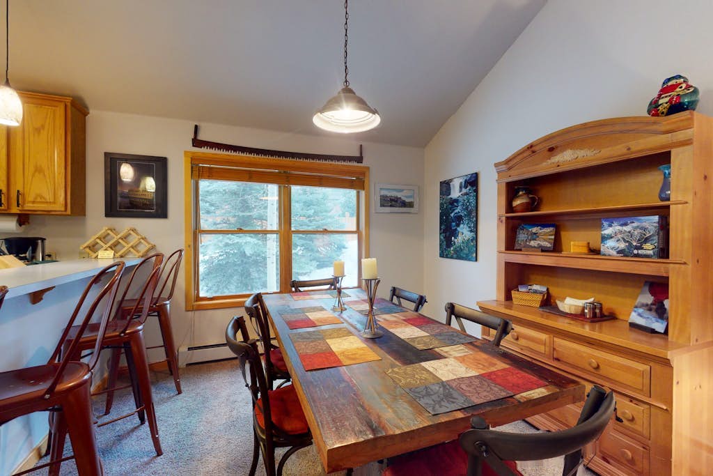 Modern Keystone condo w/ a gas fireplace & shared hot tub
