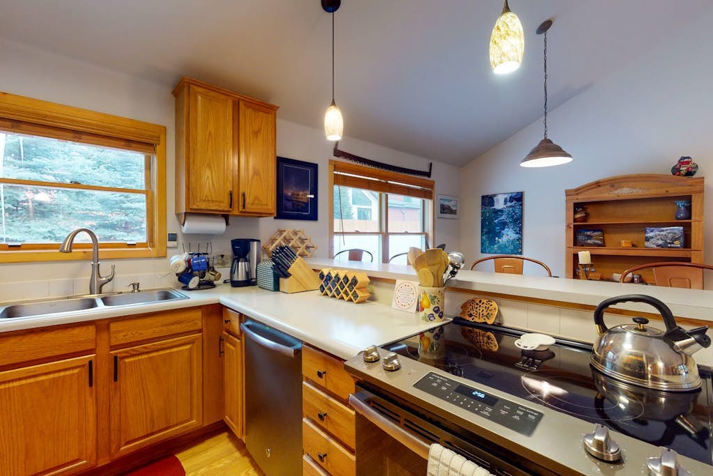 Modern Keystone condo w/ a gas fireplace & shared hot tub