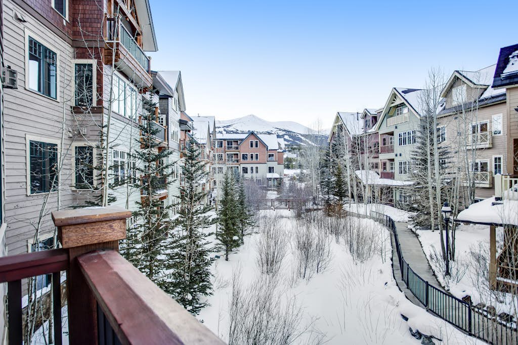 Luxury condo with unbeatable ski location near Peak 9, pool, hot tubs & gym