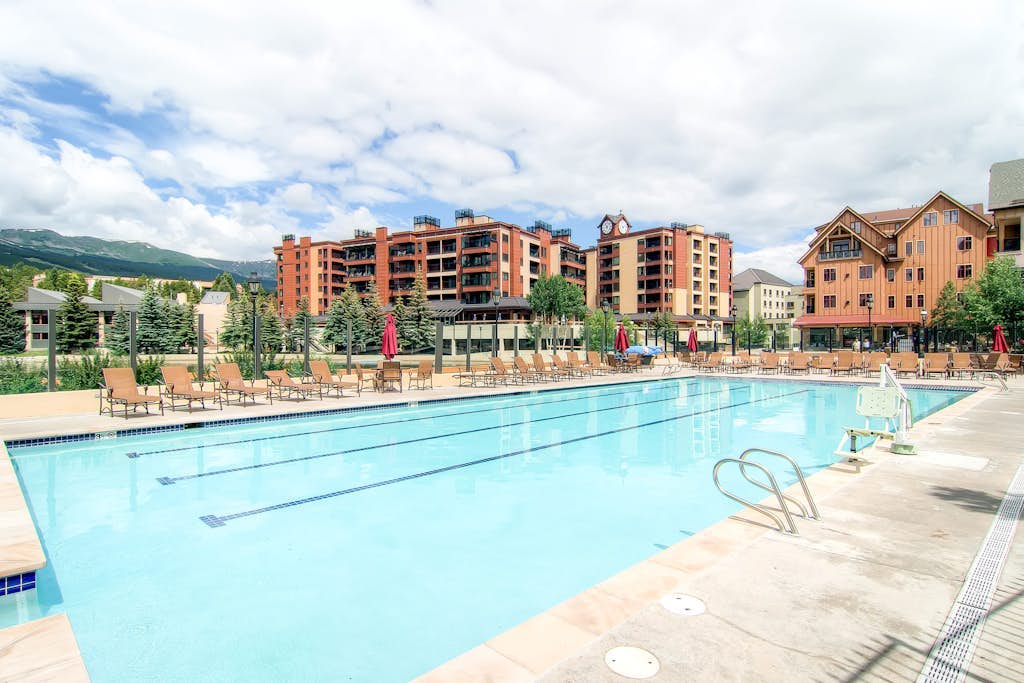Luxury condo with unbeatable ski location near Peak 9, pool, hot tubs & gym