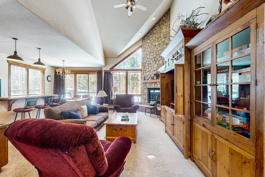 Spacious, ski-in/out townhome with hot tub, fireplace & heated garage