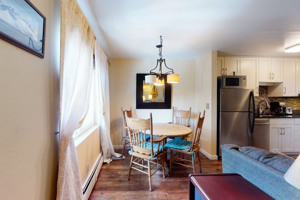 Cozy ski condo w/ a full kitchen - just steps from shops, restaurants, & slopes