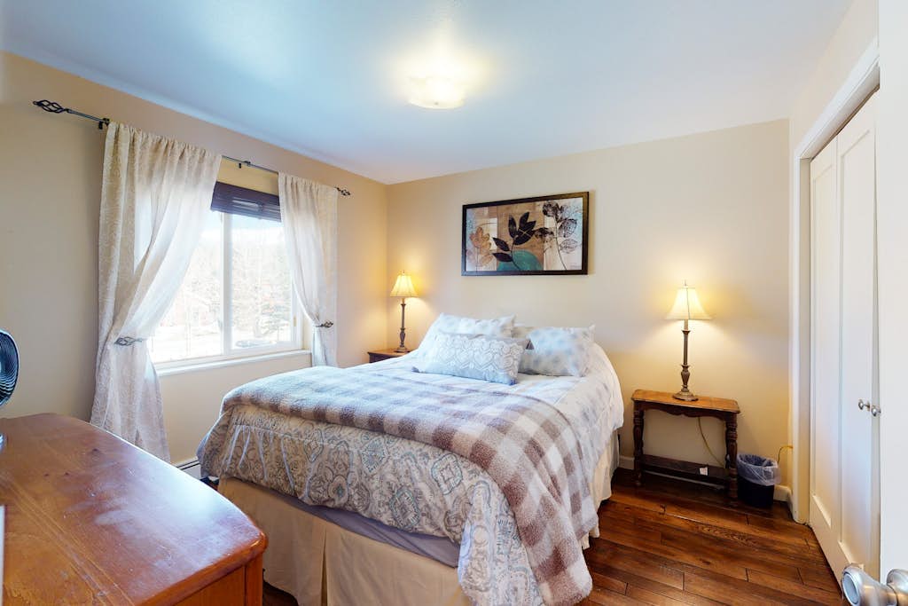 Cozy ski condo w/ a full kitchen - just steps from shops, restaurants, & slopes