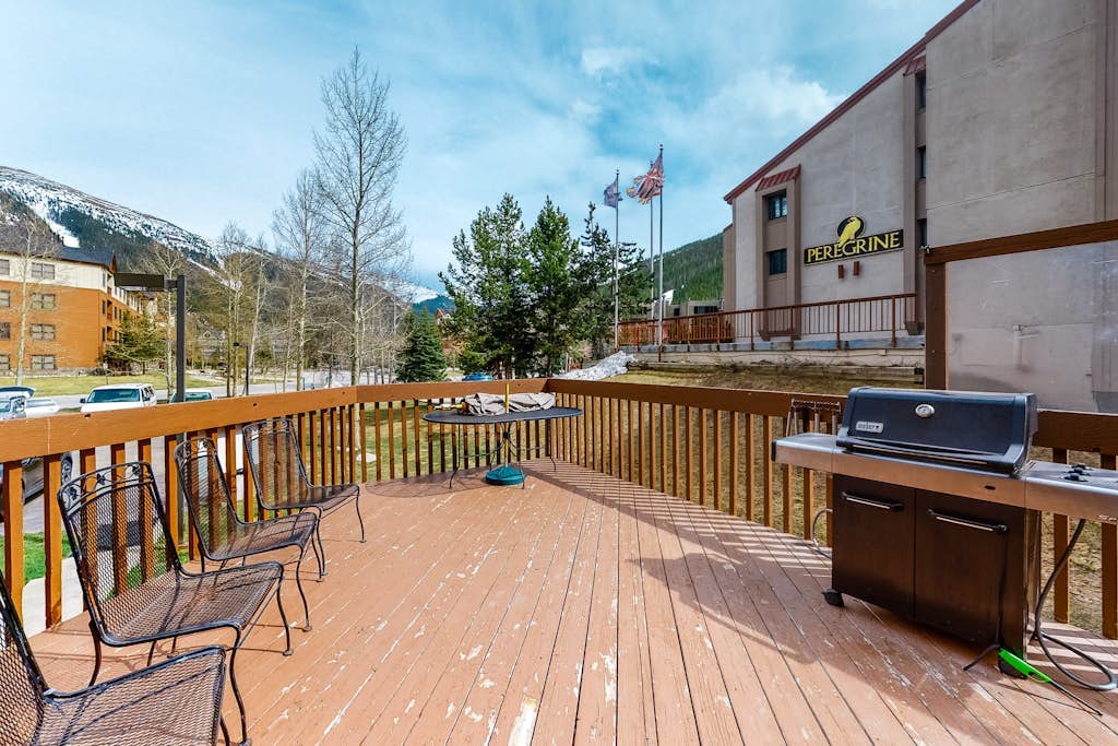 Third-Floor Condo + Loft w/Mtn Views, Balcony, Wood Fireplace, & Shared Hot Tub