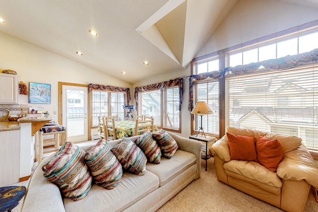 Mountain condo with balcony, fireplace, washer/dryer, & WiFi - walk to lifts
