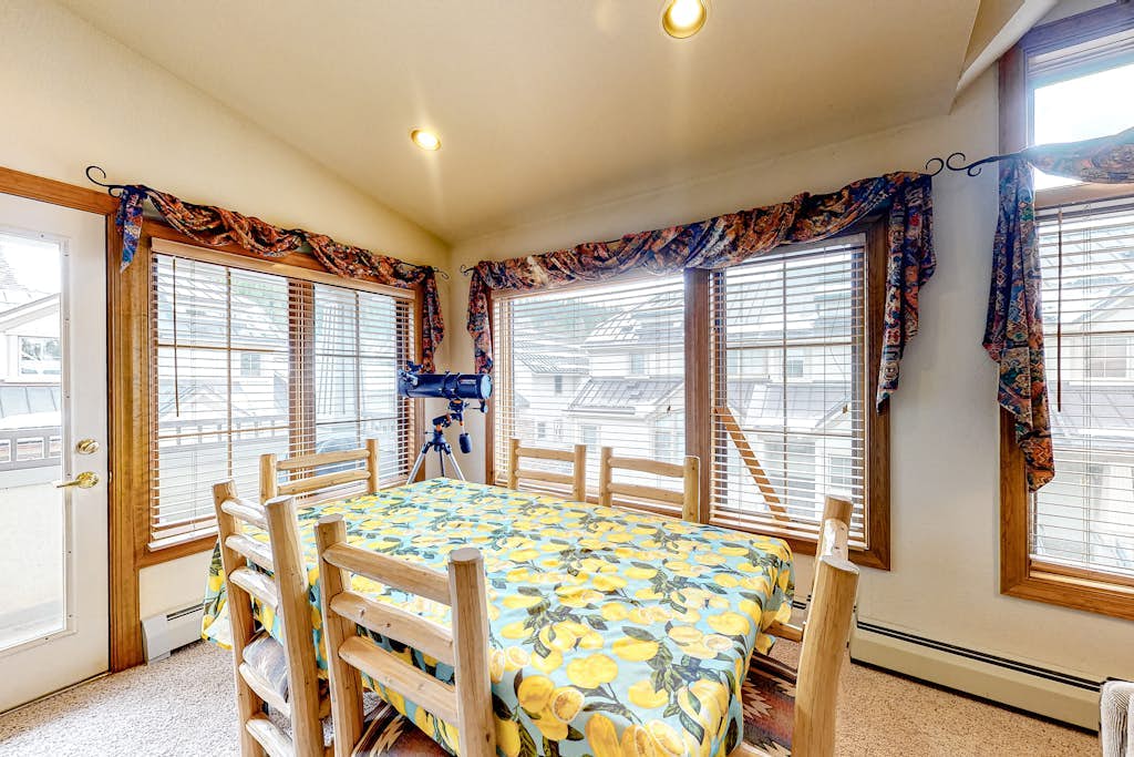 Mountain condo with balcony, fireplace, washer/dryer, & WiFi - walk to lifts