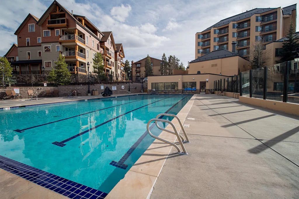 Charming, walk-to-lifts condo with hot tubs, pool, gym & gas fireplace