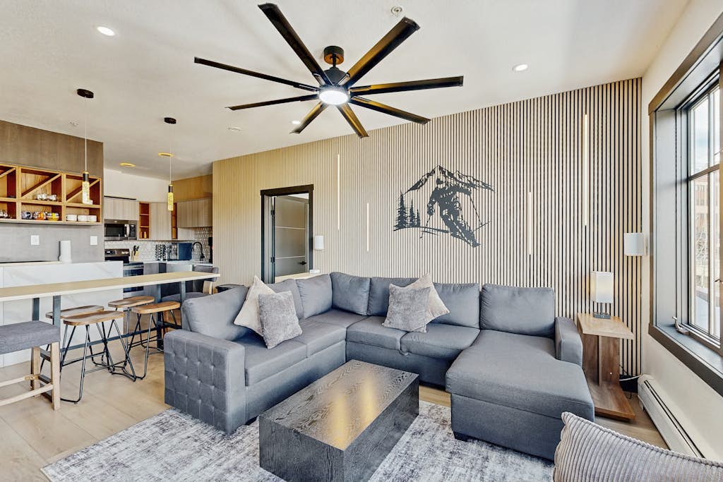 Charming, walk-to-lifts condo with hot tubs, pool, gym & gas fireplace
