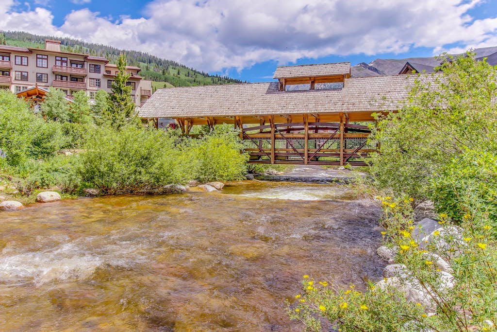 Mountain views, hot tub, sauna, gym & steps to Copper lifts