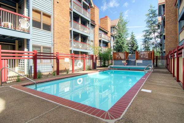 Lovely studio with full kitchen, private balcony, pool/hot tub, & fast WiFi