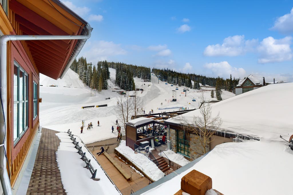 Ski-in/out condo in Center Village with hot tub, sauna, gym & fireplace