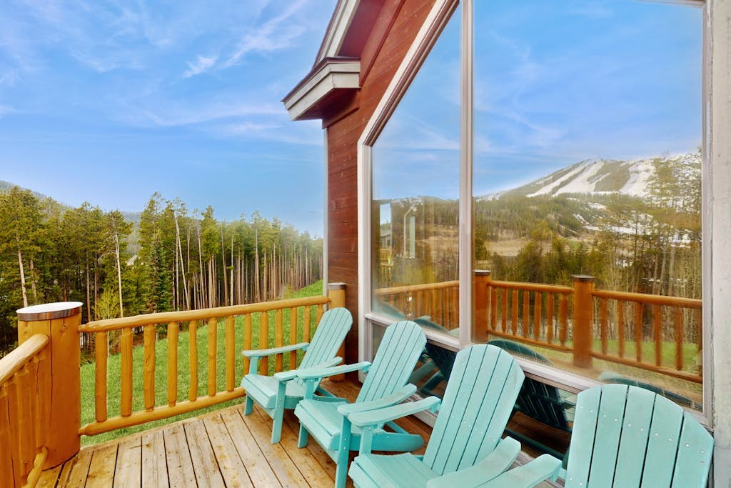 Spacious Home w/Mountain Views, Free WiFi, Private Hot Tub, Chef's Dream Kitchen