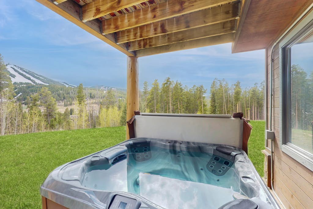 Spacious Home w/Mountain Views, Free WiFi, Private Hot Tub, Chef's Dream Kitchen