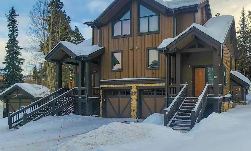 Mountain-view townhouse near lifts with fireplace, grill, jetted tub