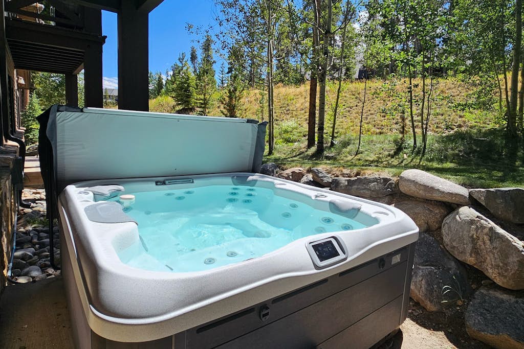 Mountain-view townhouse near lifts with fireplace, grill, jetted tub