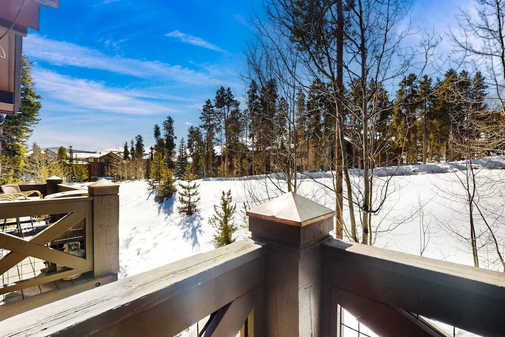 Mountain-view townhouse near lifts with fireplace, grill, jetted tub