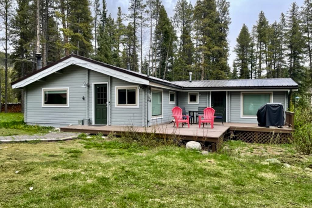 Dog-friendly mountain stay with a woodstove, board games, patio & W/D