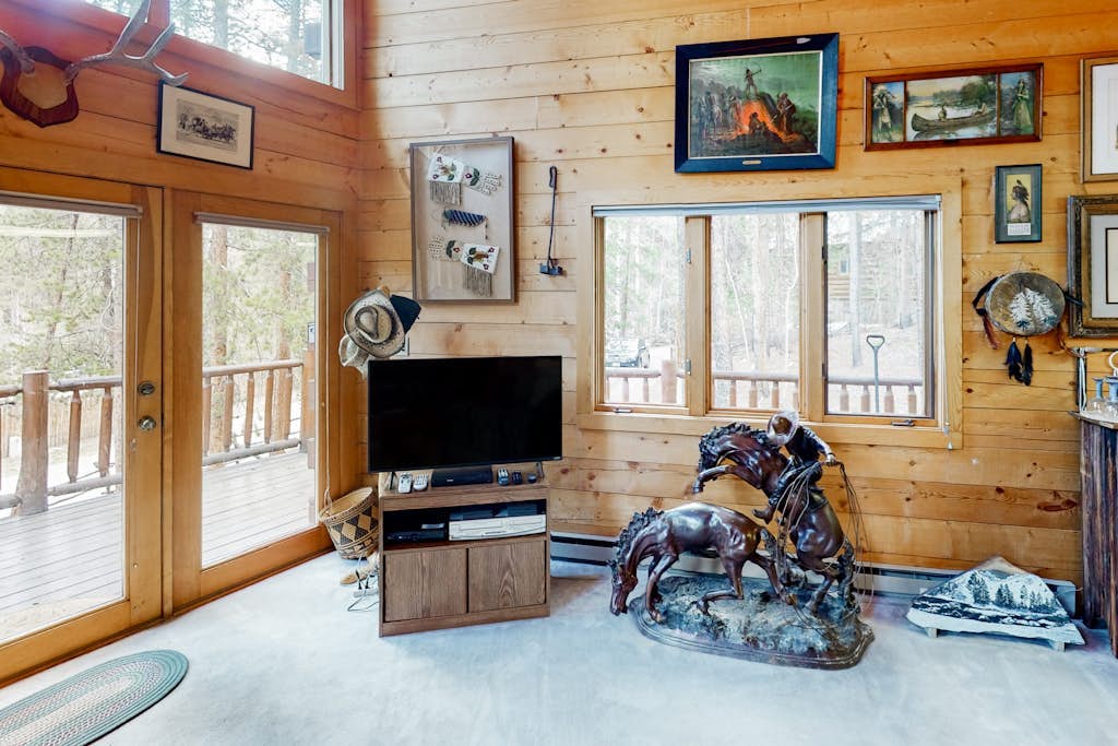 Serene mountainside cabin, with washer/dryer - near skiing