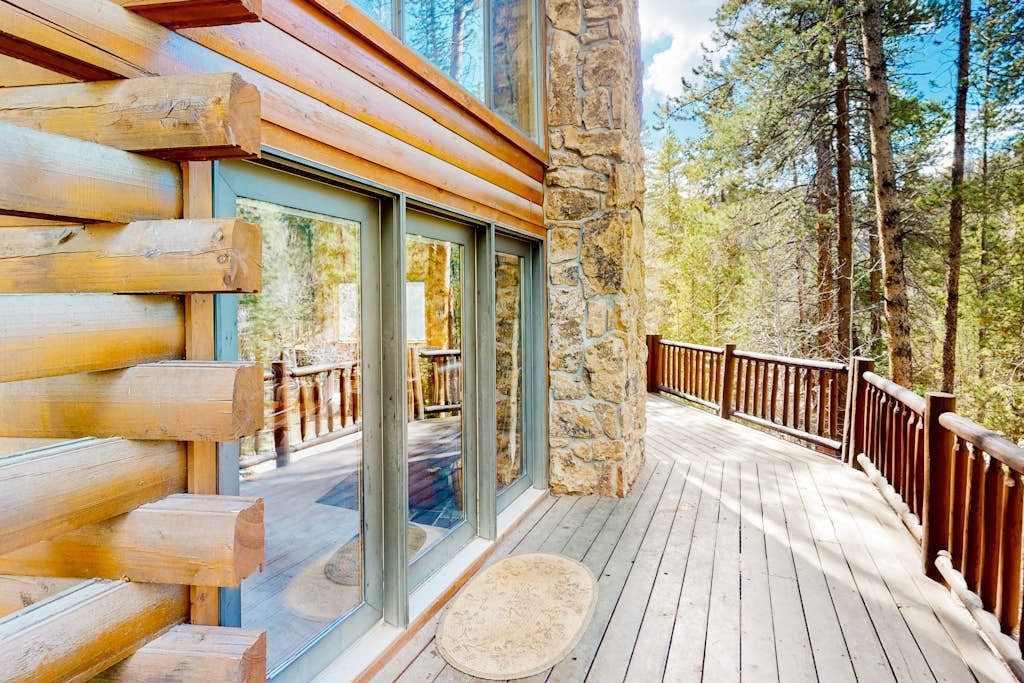 Serene mountainside cabin, with washer/dryer - near skiing