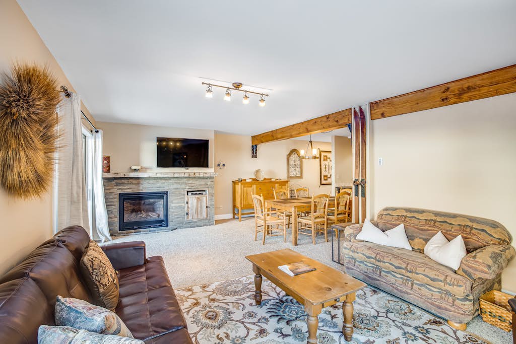 Comfortable ski condo w/ a kitchenette & free WiFi plus shared hot tub