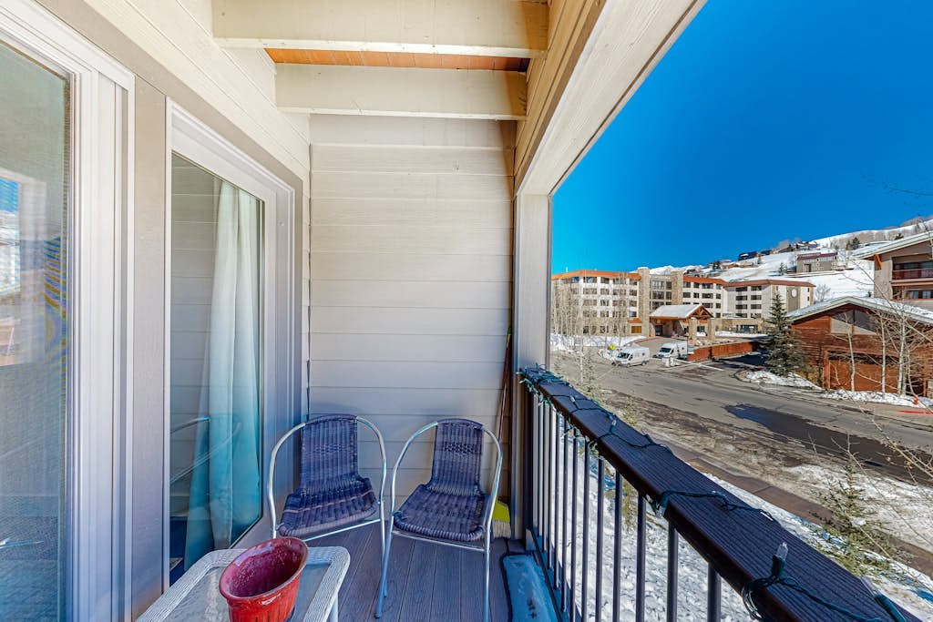 Mountain-view condo with balcony - walk to ski lifts, near downtown Crested Butt