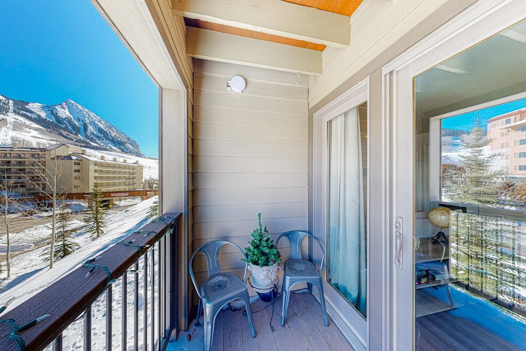 Mountain-view condo with balcony - walk to ski lifts, near downtown Crested Butt
