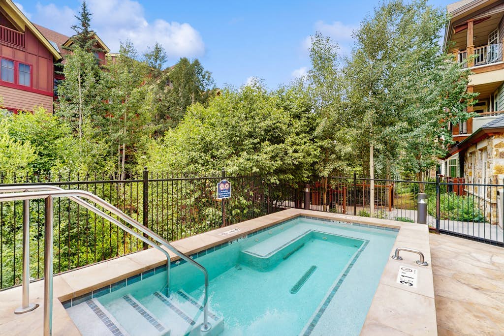 Spacious condo w/ full kitchen, shared hot tubs & pool, convenient location