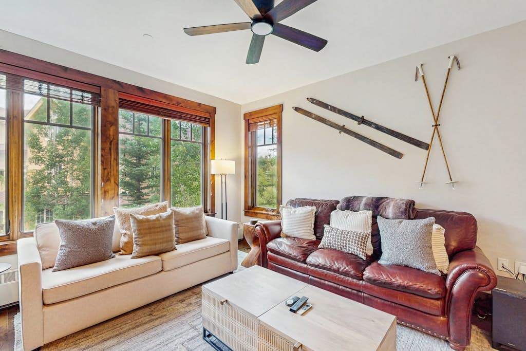 Spacious condo w/ full kitchen, shared hot tubs & pool, convenient location
