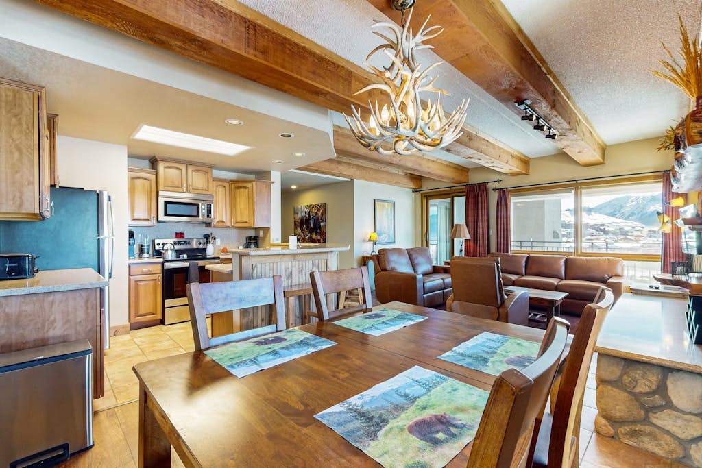 Mountain view condo with fireplace & W/D and access to shared hot tub