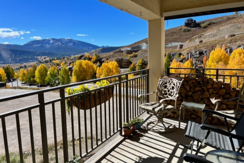 Mountain view condo with fireplace & W/D and access to shared hot tub