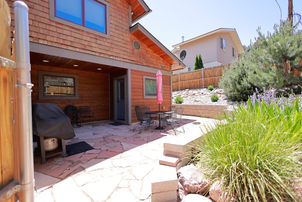 Sparkling new home close to downtown & hiking trails