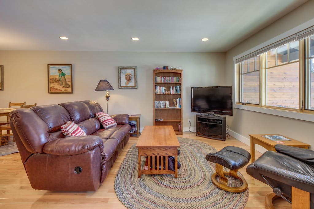 Sparkling new home close to downtown & hiking trails