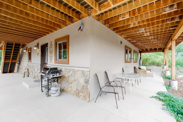 Cozy & secluded studio - quiet location near town, hiking, & skiing