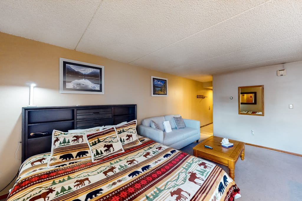 Cozy Efficiency in Village Square - Walk to Slopes with Shared Hot Tub
