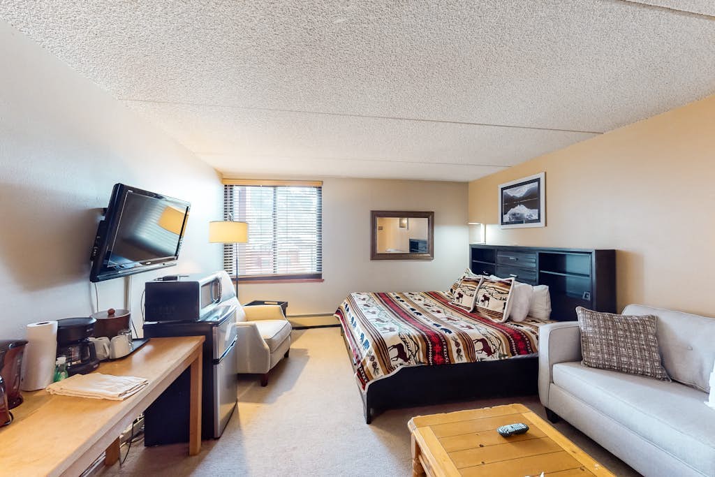Cozy Efficiency in Village Square - Walk to Slopes with Shared Hot Tub