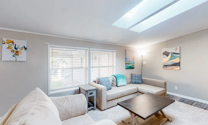 Single-level home with a washer/dryer, patio & grill