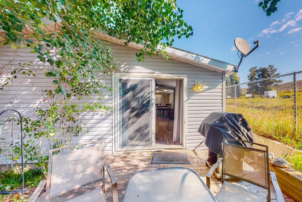 Single-level home with a washer/dryer, patio & grill