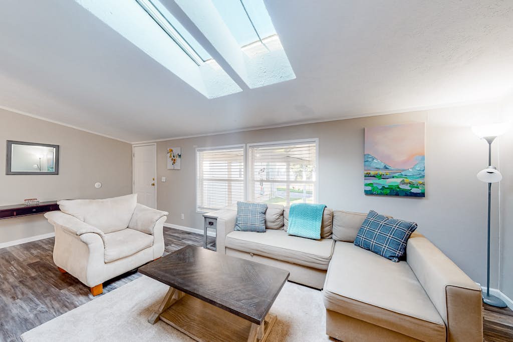 Single-level home with a washer/dryer, patio & grill