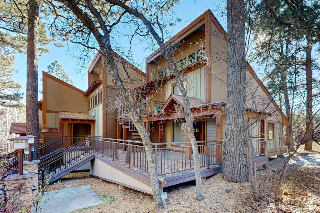 Spacious studio with large deck and access to shared pool and hot tub